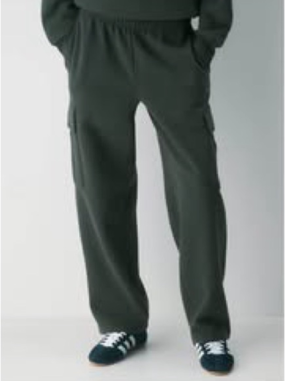 Aritzia Women’s Mega Cargo Sweatfleece pants - NWT